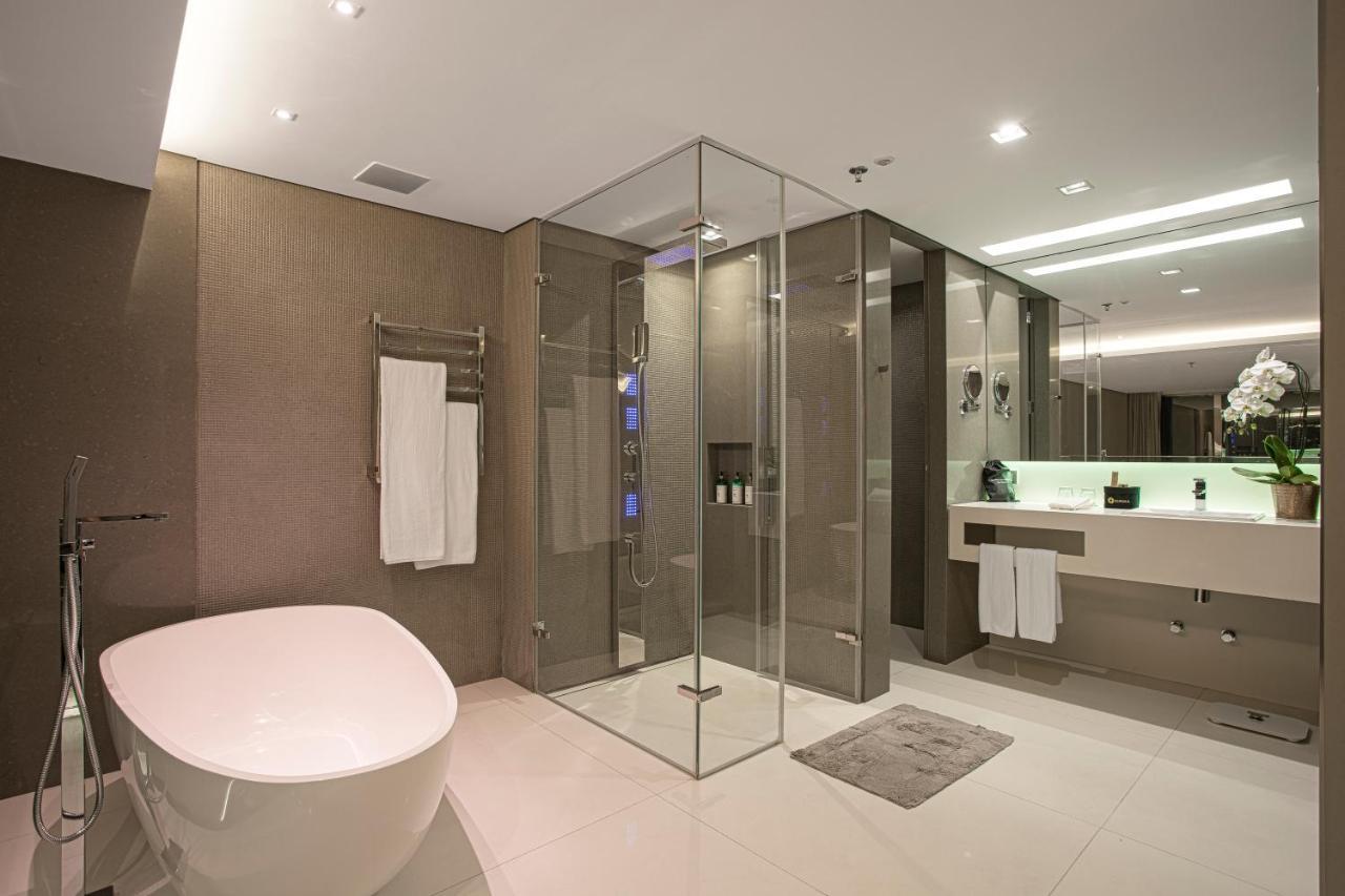 Suryaa Hotel Pinhais, Curio Collection By Hilton Luaran gambar
