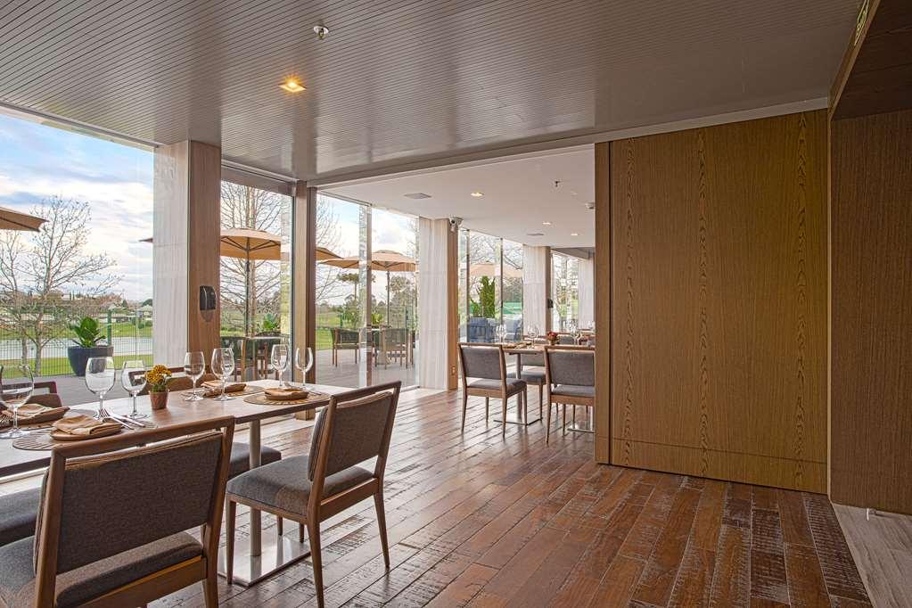 Suryaa Hotel Pinhais, Curio Collection By Hilton Restoran gambar