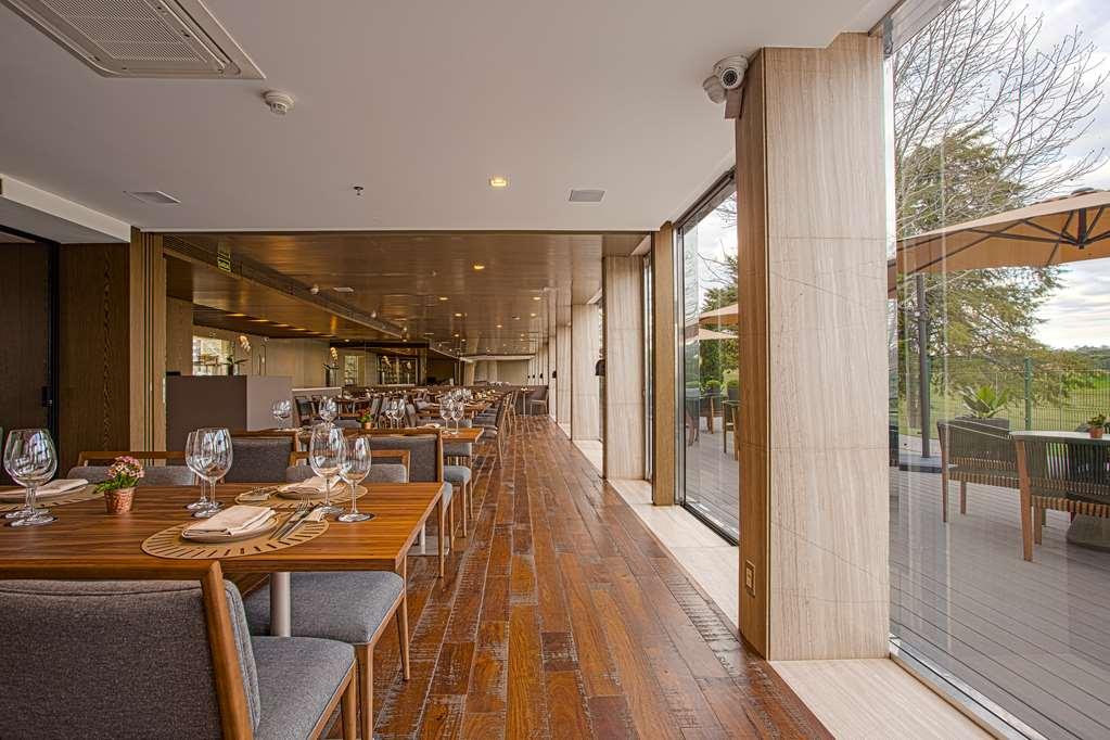 Suryaa Hotel Pinhais, Curio Collection By Hilton Restoran gambar